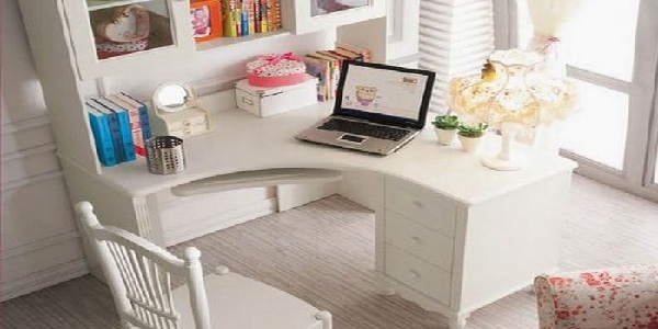 Phòng làm việc tại nhà phong cách hơn với bàn làm việc trong góc